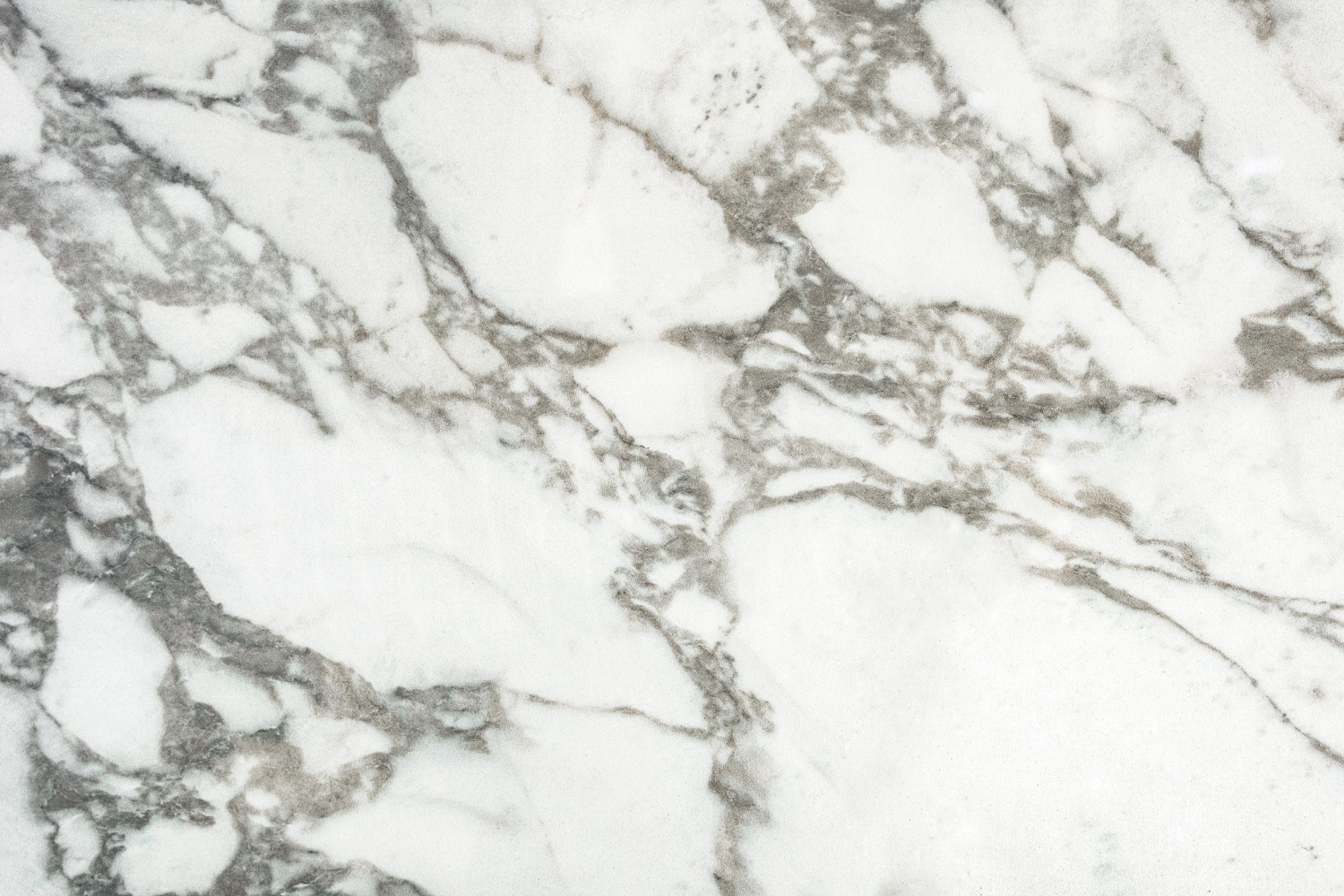  Mármol de Carrara: Elegancia Atemporal para Cocinas y Baños