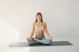  What are the benefits of joining a yoga teacher training course or yoga retreat in Rishikesh?