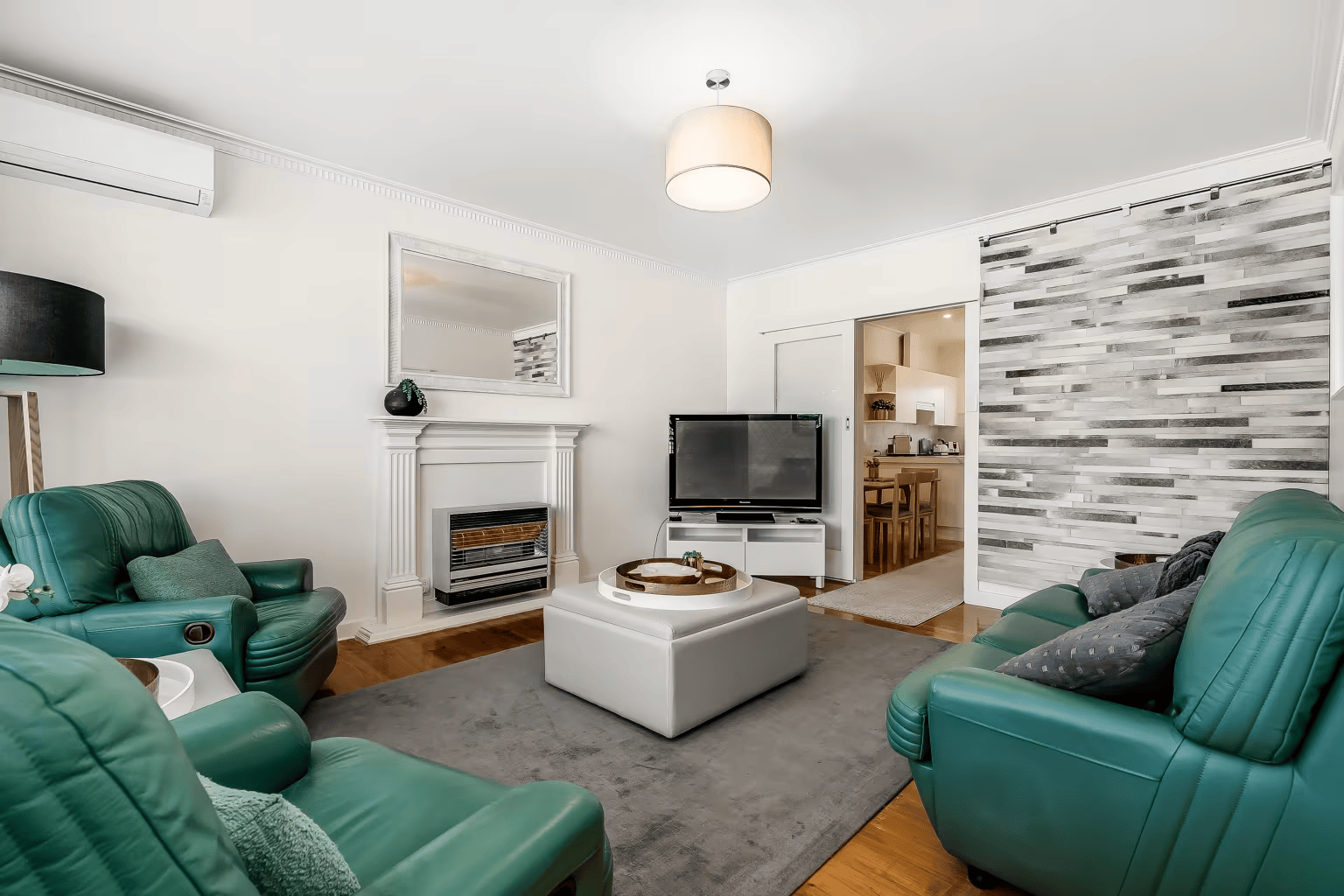 Affordable Glenelg Accommodation Close to Beach & Cafes