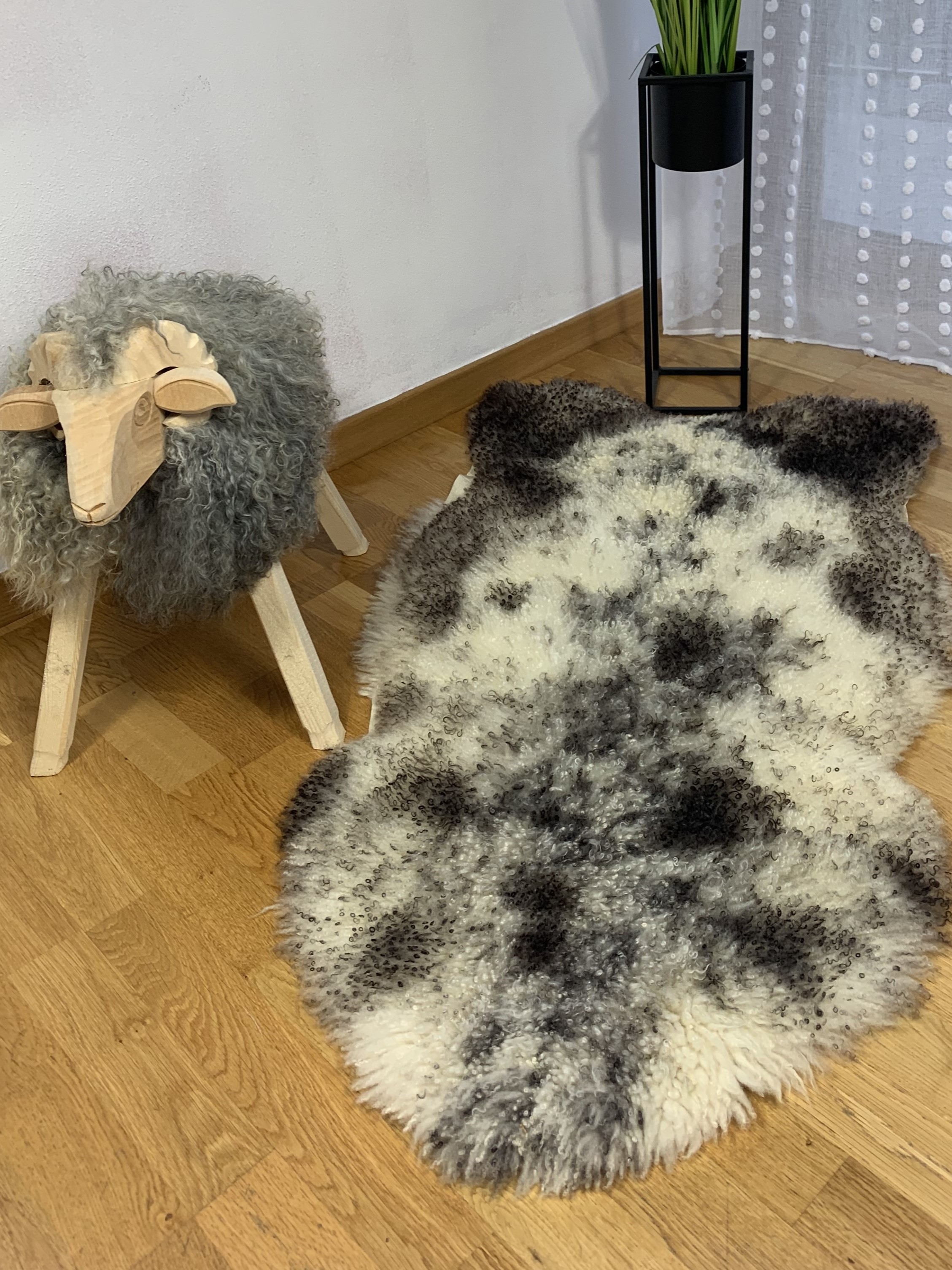  Rugs made of natural Swedish sheepskin, 45€