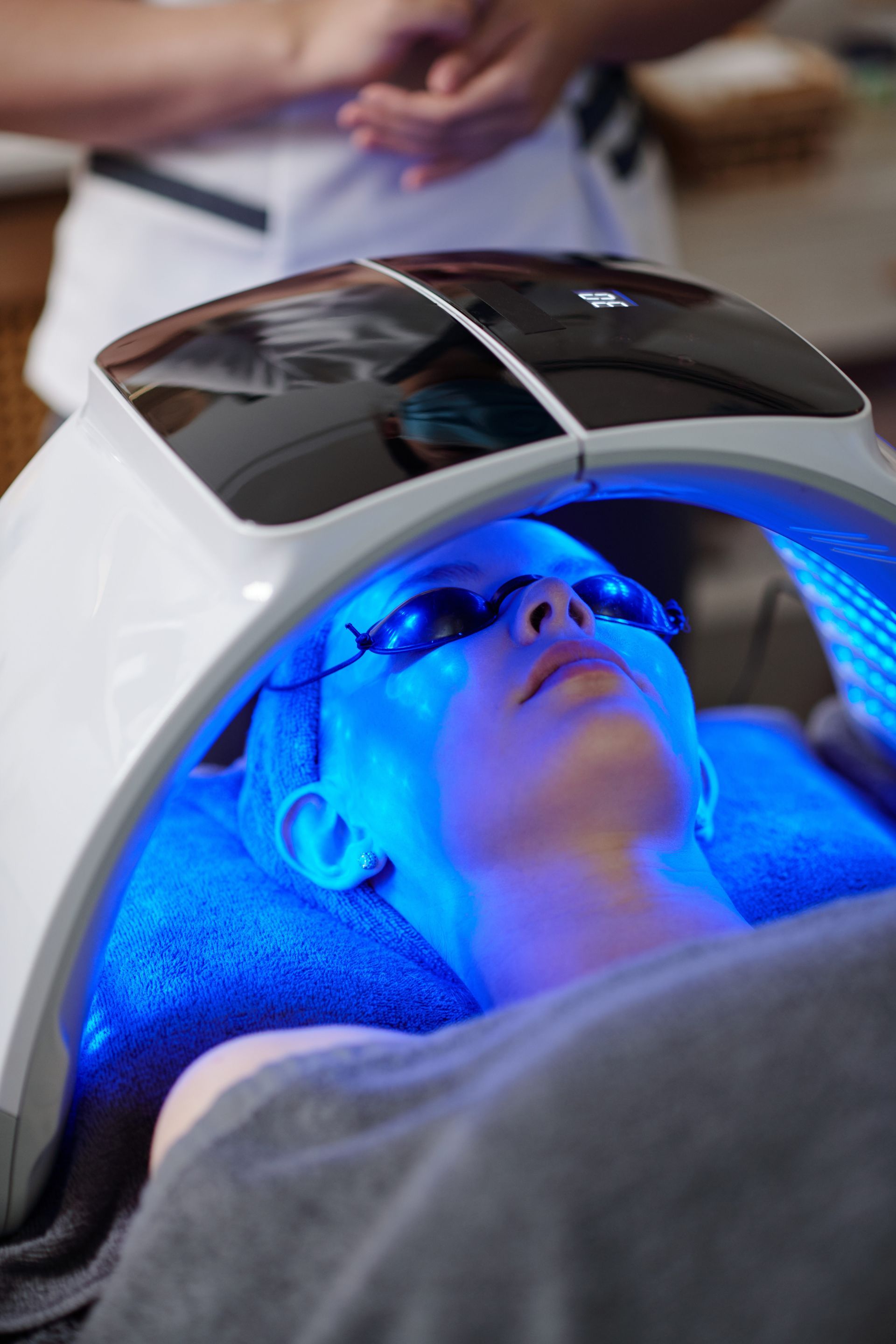  Benefits of Blue Light Therapy for Clear and Healthy Skin