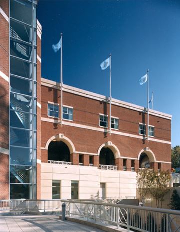  Why Are Wall Mounted Flagpoles a Popular Choice for Businesses and Homes?