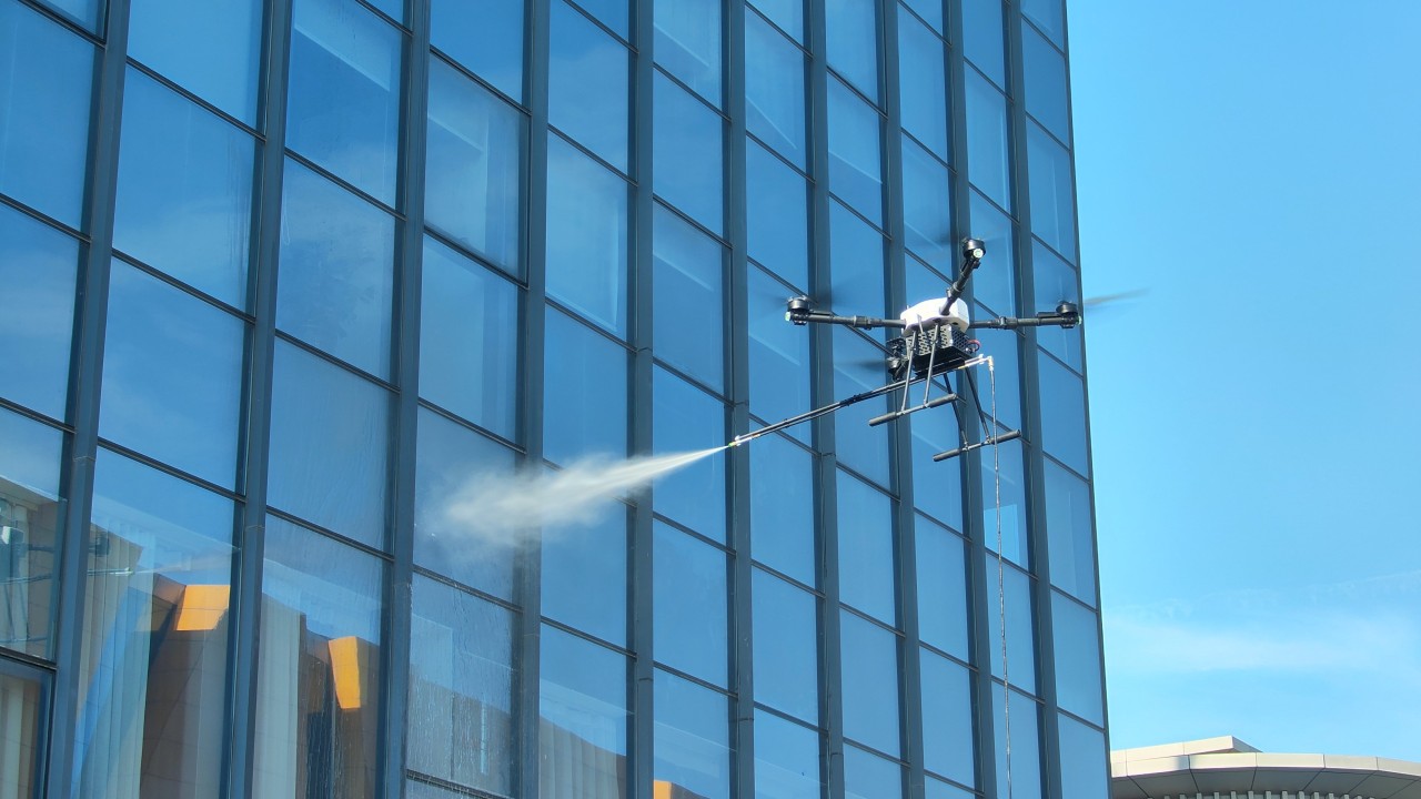 Limpeza de janelas de prédios altos com drones
