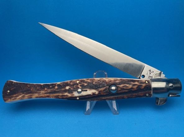  Showcasing the Exquisite Dolphin Stag Mariano Switchblade