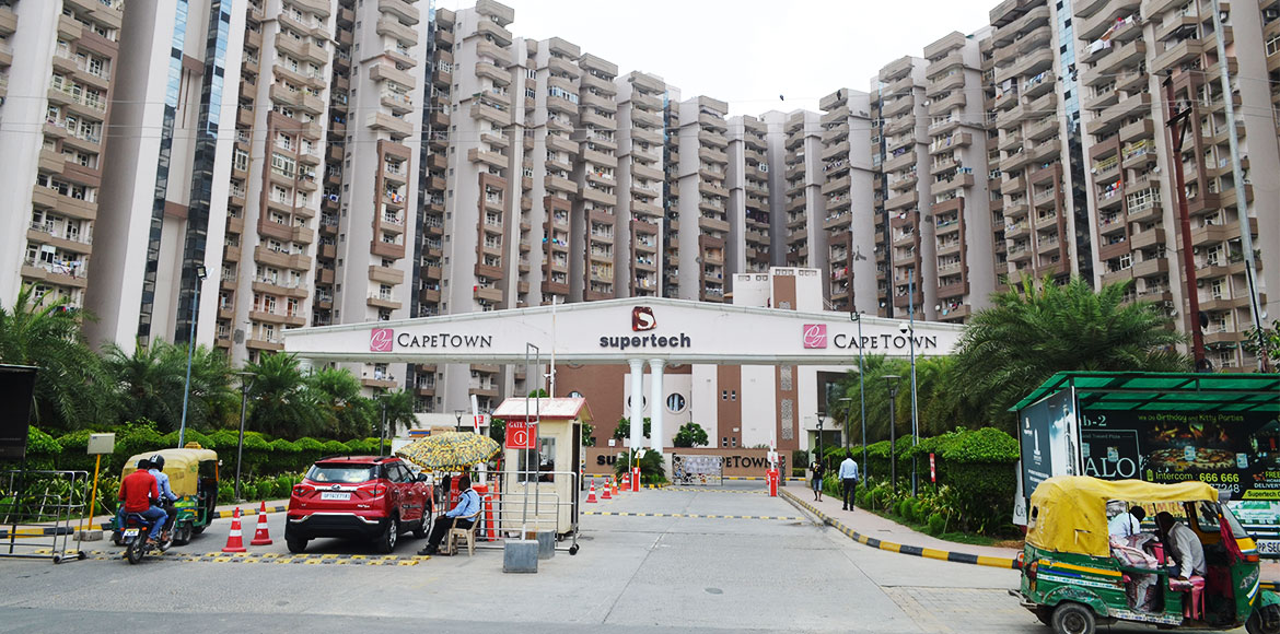  What is the starting rent for an apartment at Supertech Supernova Noida