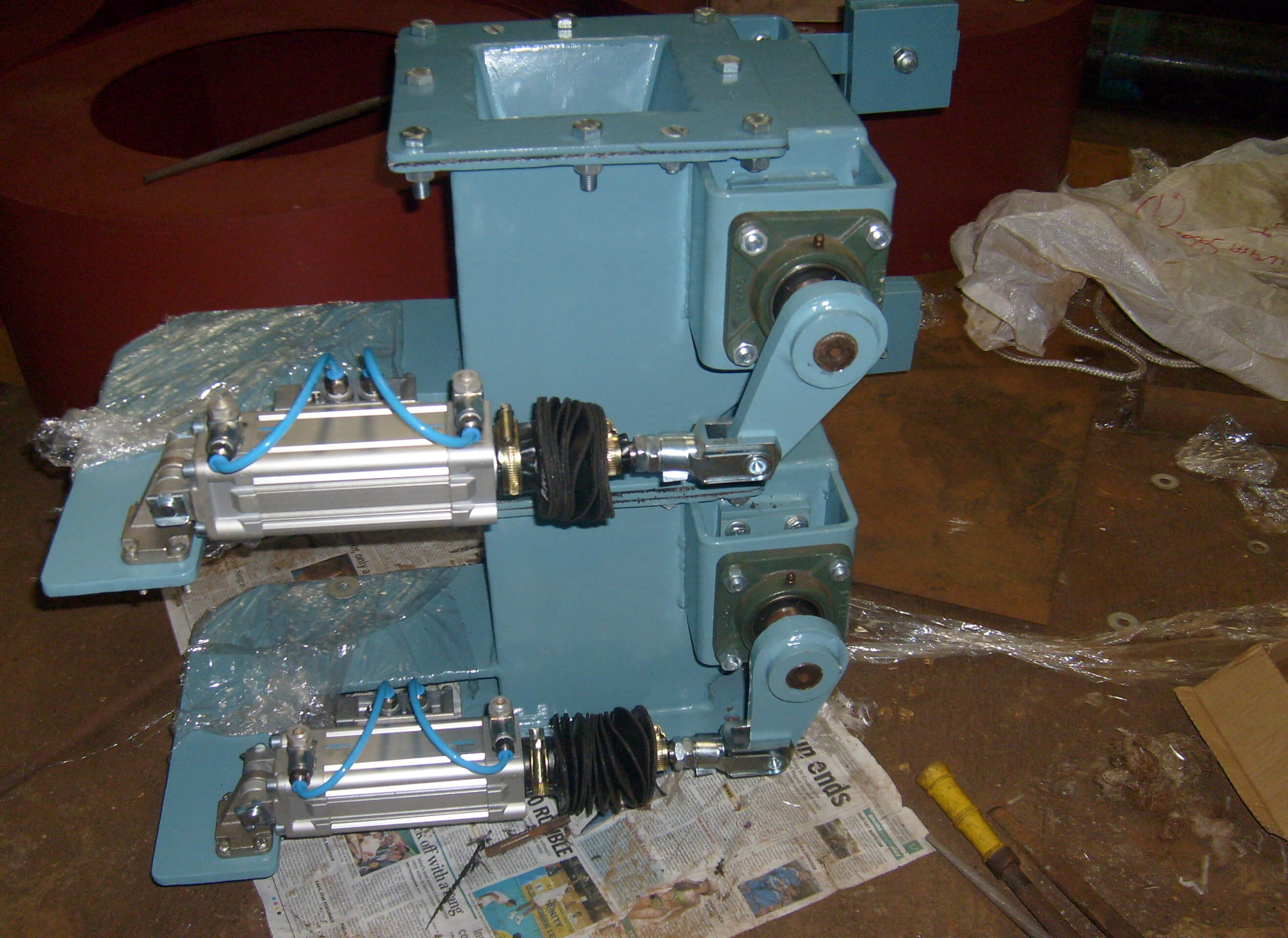  Double flap valves for solid flow control