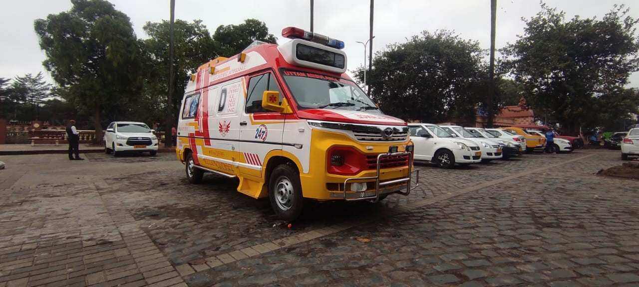  Specialised ICU Ambulance in Chandanagar for Oxygen and Ventilator Support