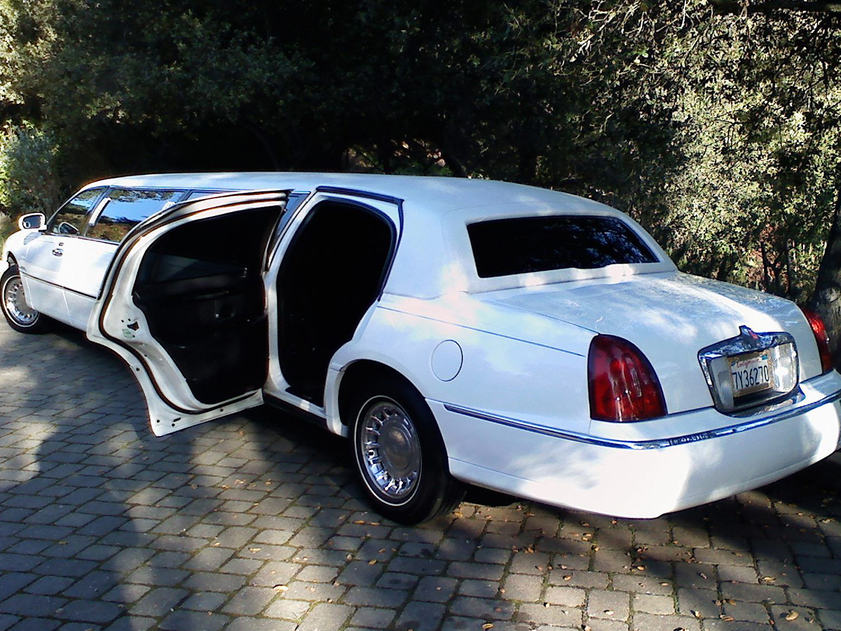  Comfortable Airport Transfers With Airport Limousine In Denver